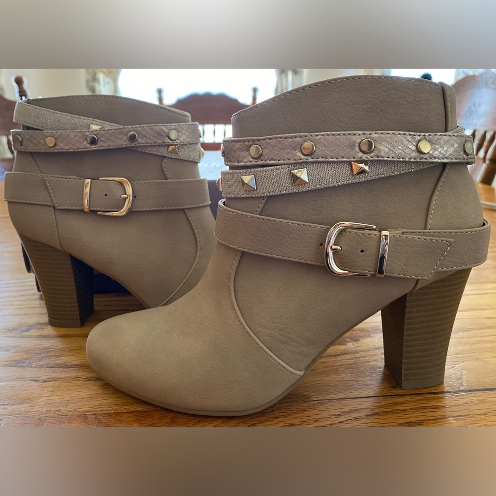NEW Jennifer Lopez Erykah Taupe Leather Ankle Boots SZ 8 Booties Heels